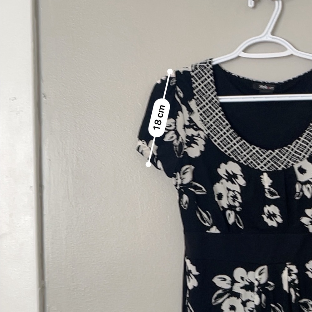 Size Medium Chic Black and White Floral Blouse With Waist Tie - Picture 5 of 9